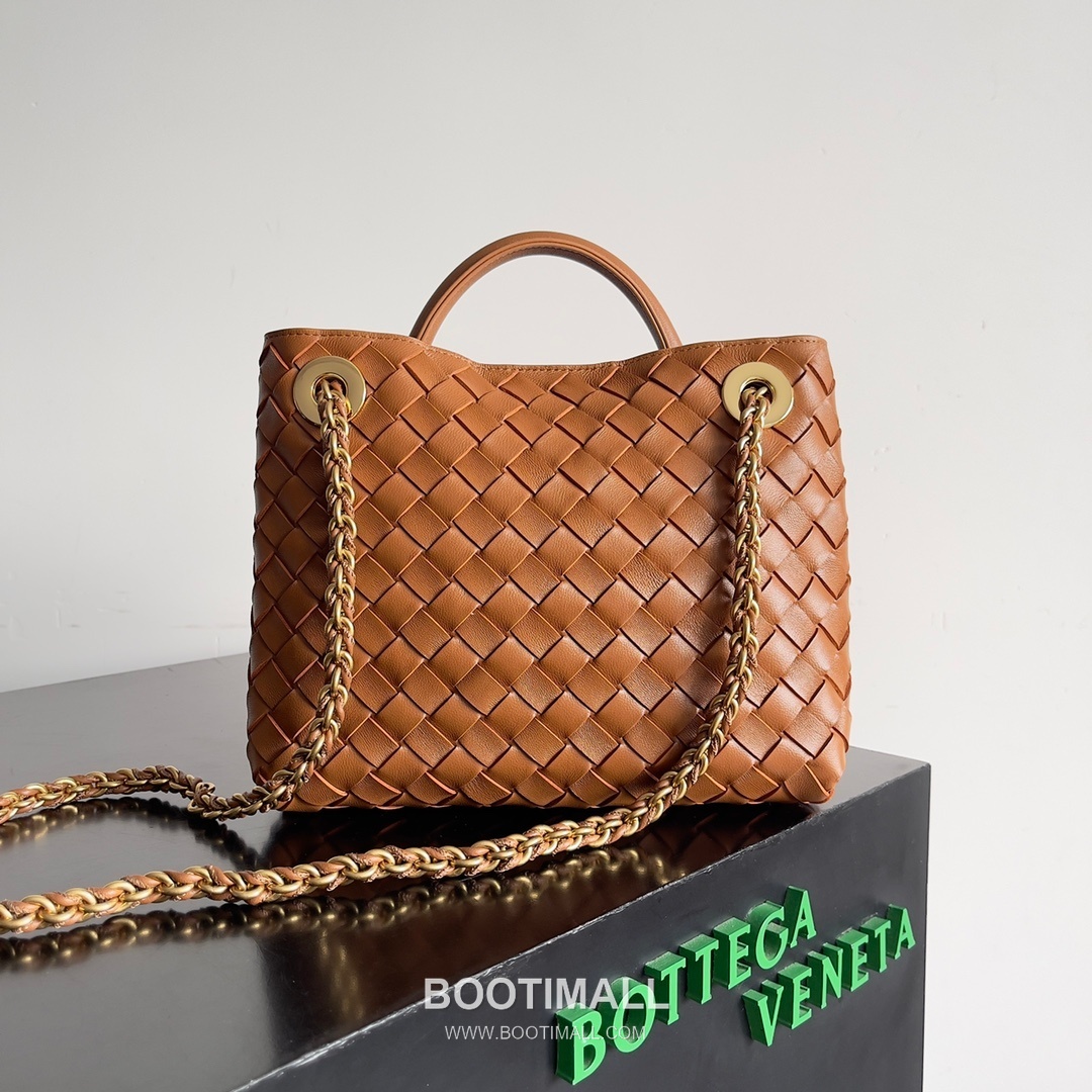 Bottega Veneta Andiamo Intrecciato Leather Chain Shoulder Bag with Brass Chain Detail 보테가베네타 안디아모 인트레치아토 가죽 체인 숄더백 황동 체인 25cm 3