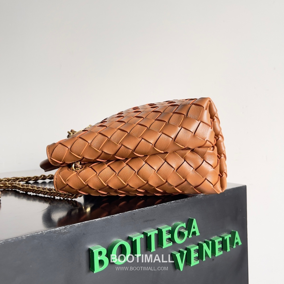 Bottega Veneta Andiamo Intrecciato Leather Chain Shoulder Bag with Brass Chain Detail 보테가베네타 안디아모 인트레치아토 가죽 체인 숄더백 황동 체인 25cm 4