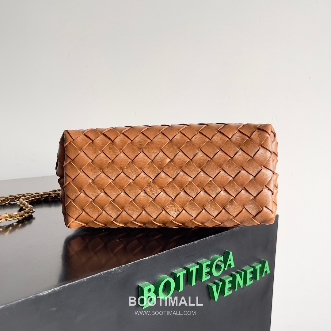 Bottega Veneta Andiamo Intrecciato Leather Chain Shoulder Bag with Brass Chain Detail 보테가베네타 안디아모 인트레치아토 가죽 체인 숄더백 황동 체인 25cm 5