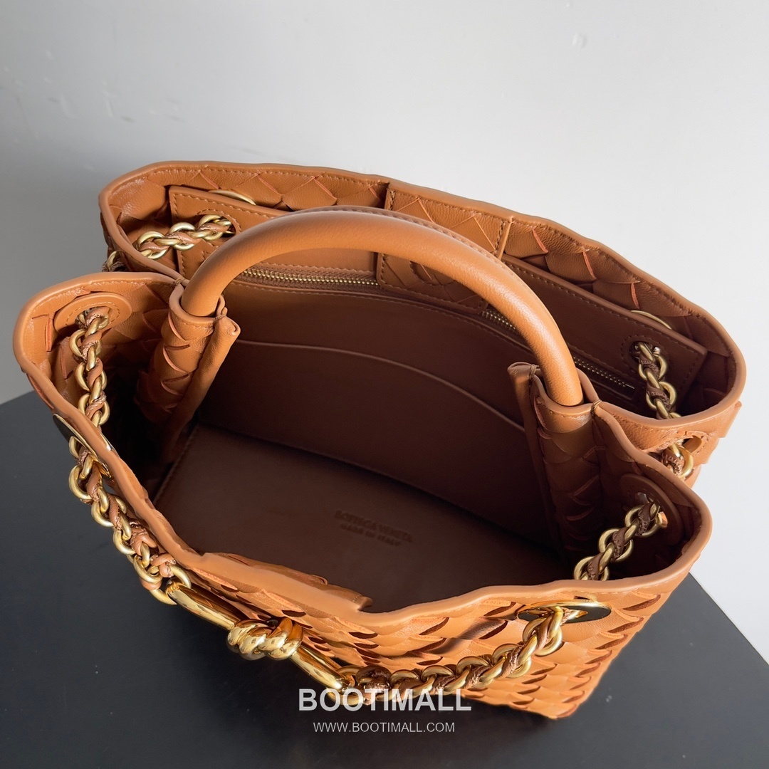 Bottega Veneta Andiamo Intrecciato Leather Chain Shoulder Bag with Brass Chain Detail 보테가베네타 안디아모 인트레치아토 가죽 체인 숄더백 황동 체인 25cm 7