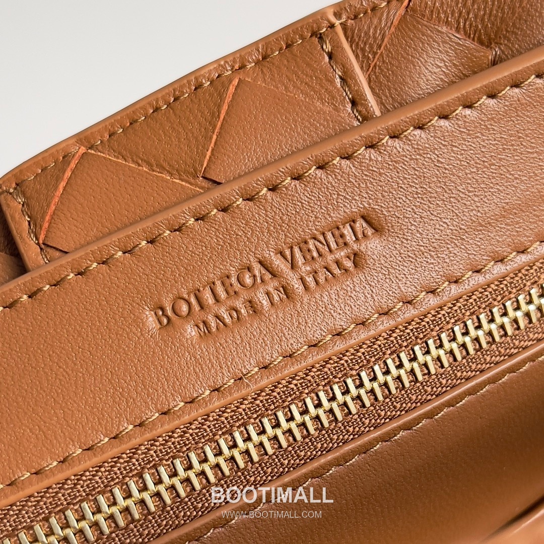 Bottega Veneta Andiamo Intrecciato Leather Chain Shoulder Bag with Brass Chain Detail 보테가베네타 안디아모 인트레치아토 가죽 체인 숄더백 황동 체인 25cm 8