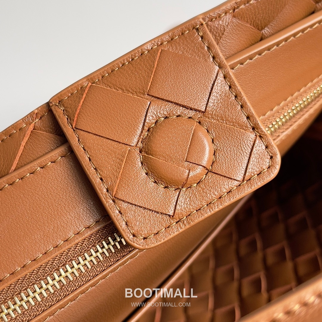 Bottega Veneta Andiamo Intrecciato Leather Chain Shoulder Bag with Brass Chain Detail 보테가베네타 안디아모 인트레치아토 가죽 체인 숄더백 황동 체인 25cm 9