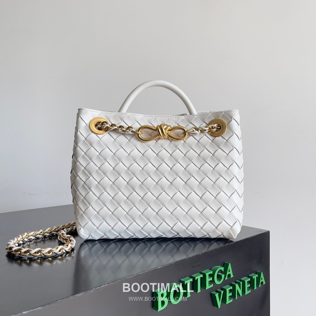 Bottega Veneta Andiamo Intrecciato Leather Chain Shoulder Bag with Brass Chain Detail 보테가베네타 안디아모 인트레치아토 가죽 체인 숄더백 황동 체인 25cm 1