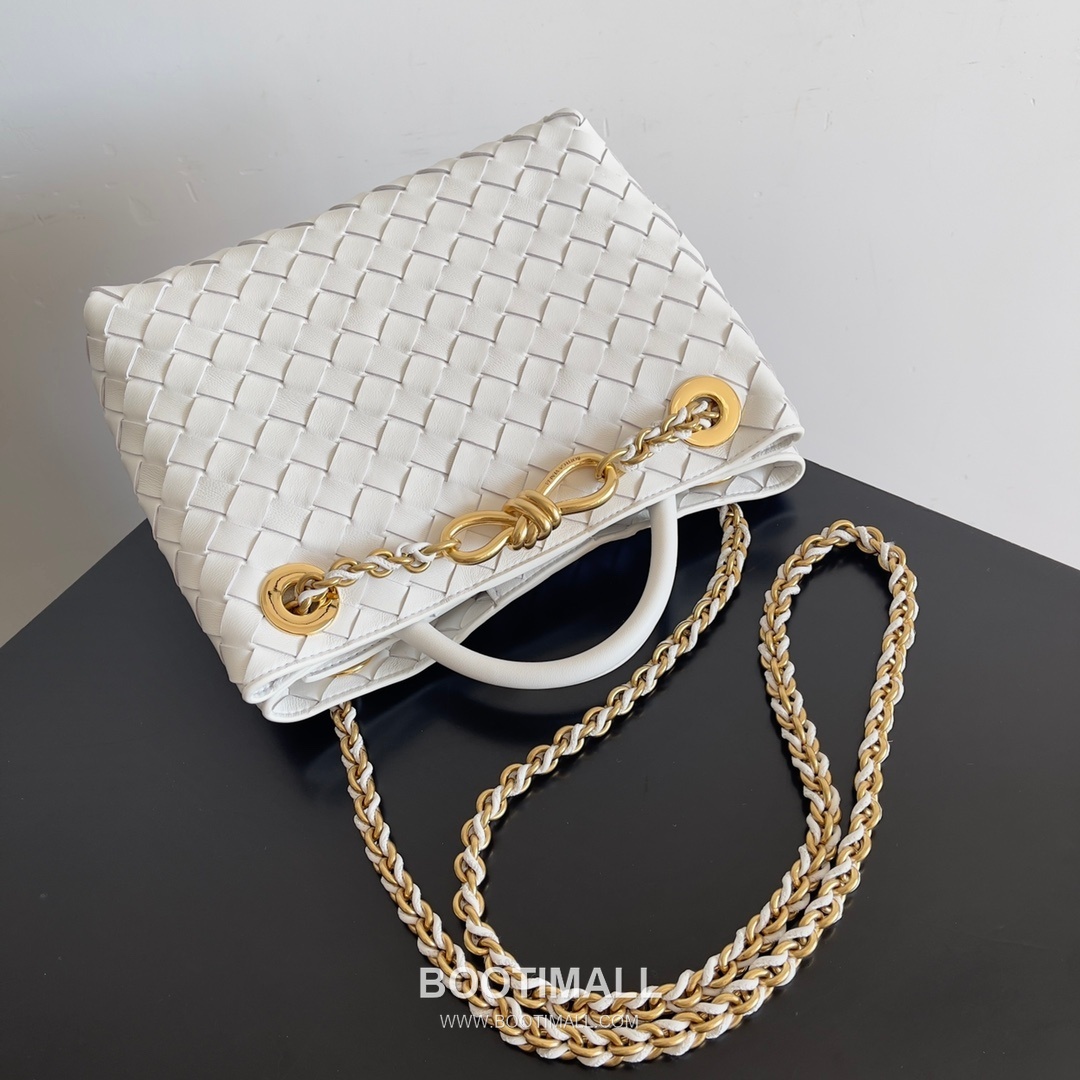 Bottega Veneta Andiamo Intrecciato Leather Chain Shoulder Bag with Brass Chain Detail 보테가베네타 안디아모 인트레치아토 가죽 체인 숄더백 황동 체인 25cm 2