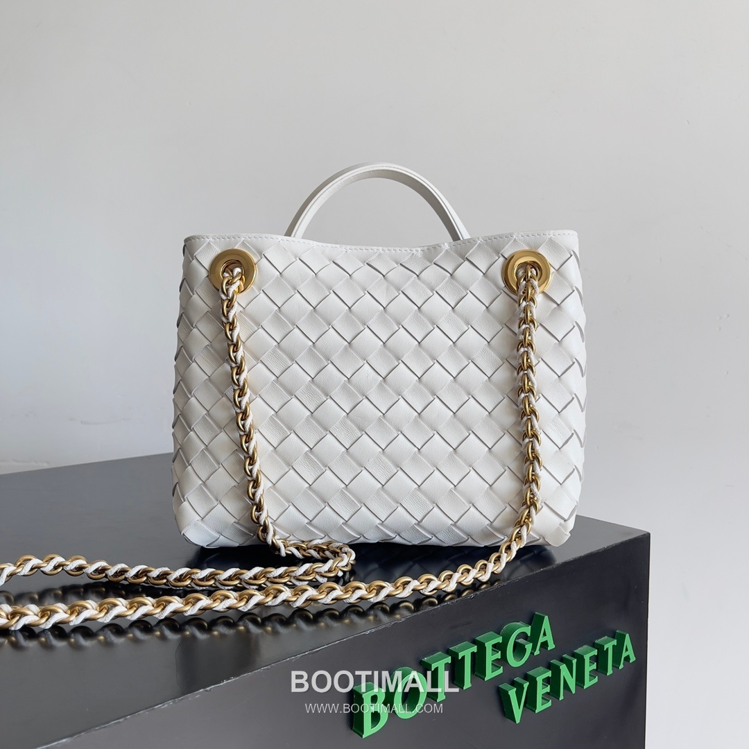 Bottega Veneta Andiamo Intrecciato Leather Chain Shoulder Bag with Brass Chain Detail 보테가베네타 안디아모 인트레치아토 가죽 체인 숄더백 황동 체인 25cm 3