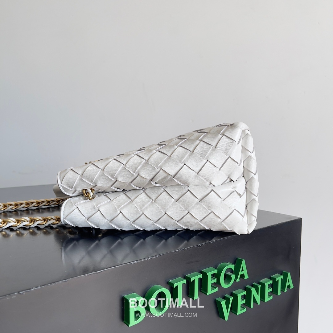 Bottega Veneta Andiamo Intrecciato Leather Chain Shoulder Bag with Brass Chain Detail 보테가베네타 안디아모 인트레치아토 가죽 체인 숄더백 황동 체인 25cm 4
