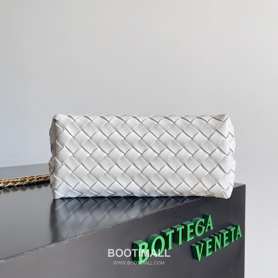 Bottega Veneta Andiamo Intrecciato Leather Chain Shoulder Bag with Brass Chain Detail 보테가베네타 안디아모 인트레치아토 가죽 체인 숄더백 황동 체인 25cm 5