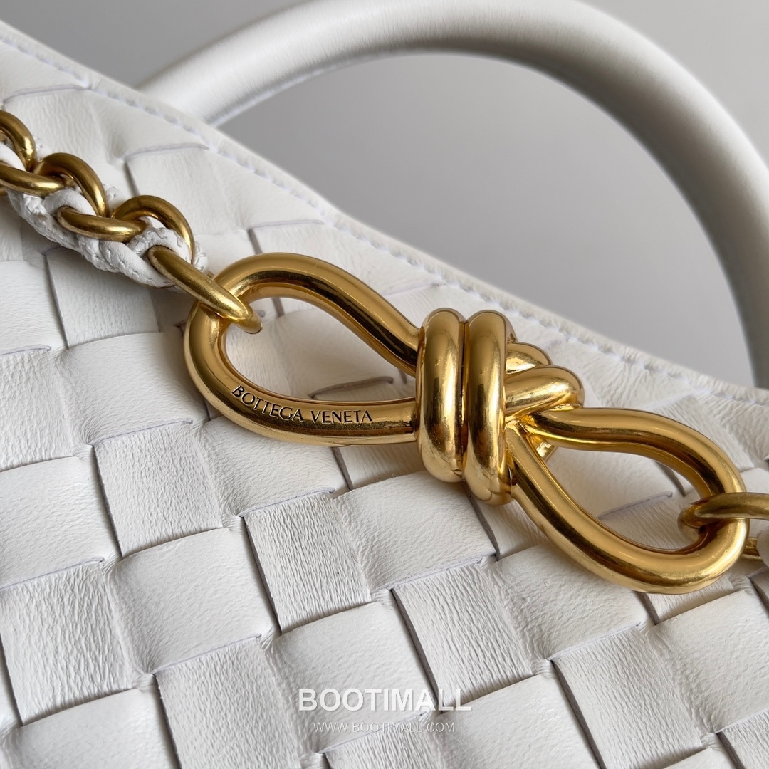 Bottega Veneta Andiamo Intrecciato Leather Chain Shoulder Bag with Brass Chain Detail 보테가베네타 안디아모 인트레치아토 가죽 체인 숄더백 황동 체인 25cm 6