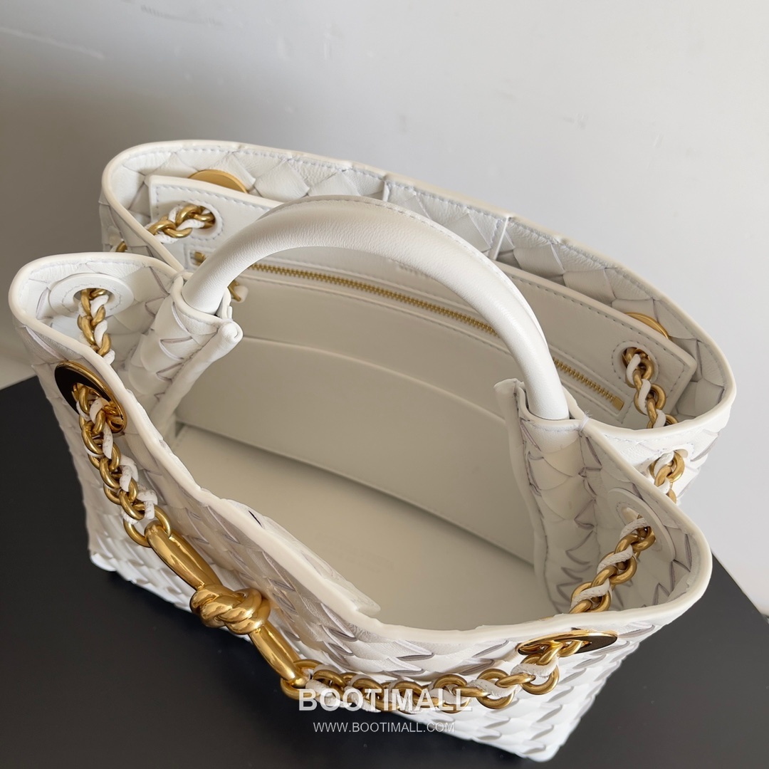 Bottega Veneta Andiamo Intrecciato Leather Chain Shoulder Bag with Brass Chain Detail 보테가베네타 안디아모 인트레치아토 가죽 체인 숄더백 황동 체인 25cm 7
