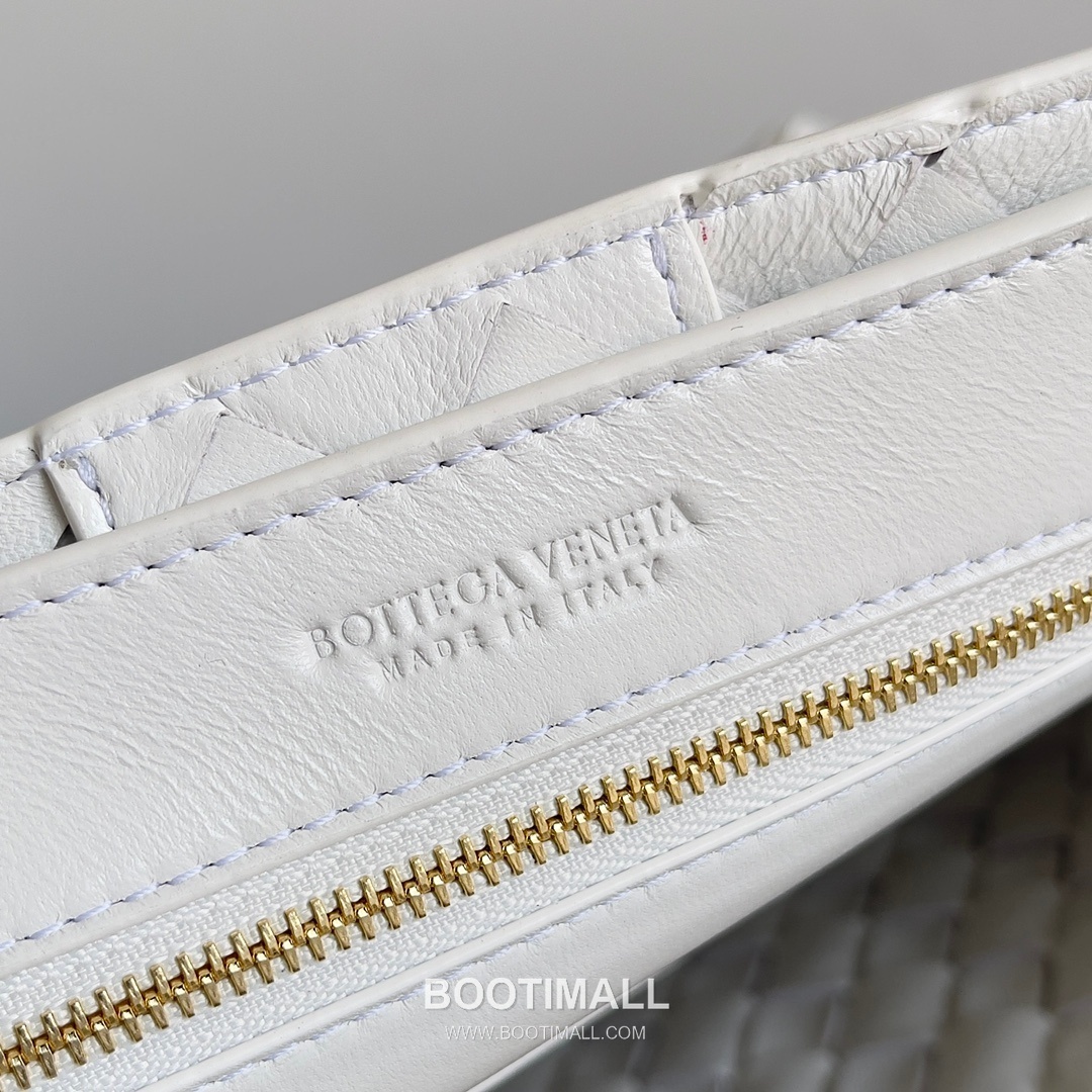 Bottega Veneta Andiamo Intrecciato Leather Chain Shoulder Bag with Brass Chain Detail 보테가베네타 안디아모 인트레치아토 가죽 체인 숄더백 황동 체인 25cm 8