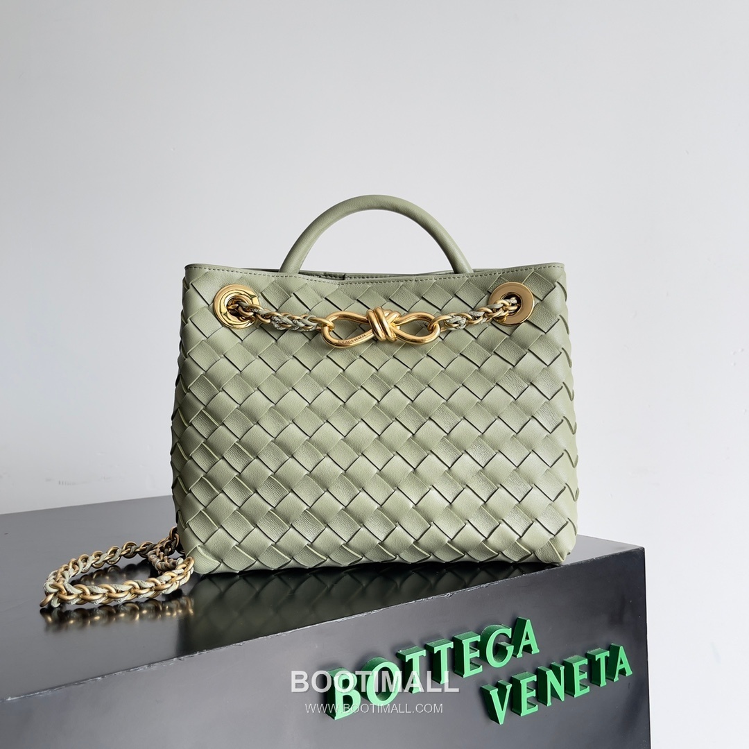 Bottega Veneta Andiamo Intrecciato Leather Chain Shoulder Bag with Brass Chain Detail 보테가베네타 안디아모 인트레치아토 가죽 체인 숄더백 황동 체인 25cm 1