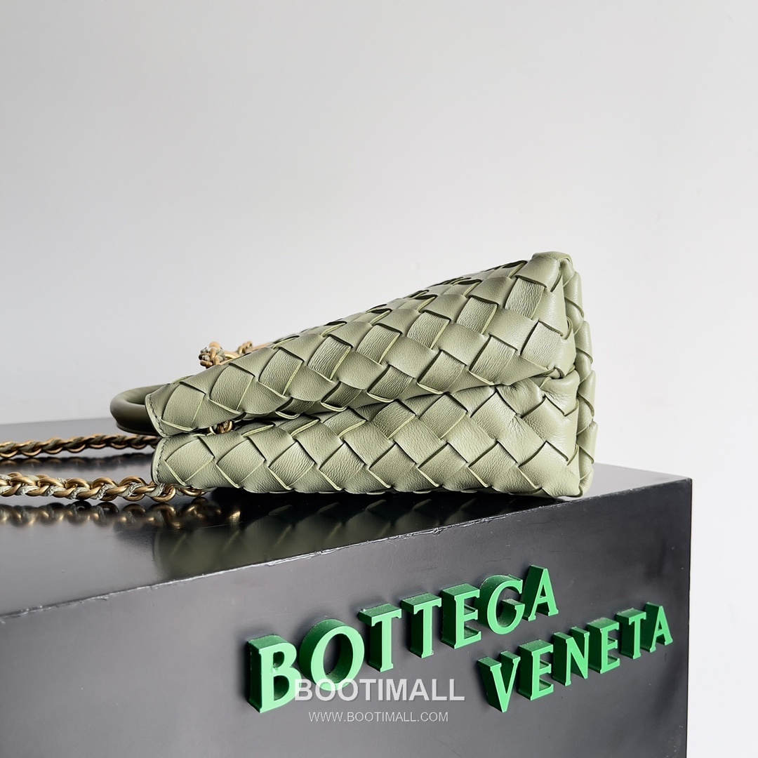 Bottega Veneta Andiamo Intrecciato Leather Chain Shoulder Bag with Brass Chain Detail 보테가베네타 안디아모 인트레치아토 가죽 체인 숄더백 황동 체인 25cm 2