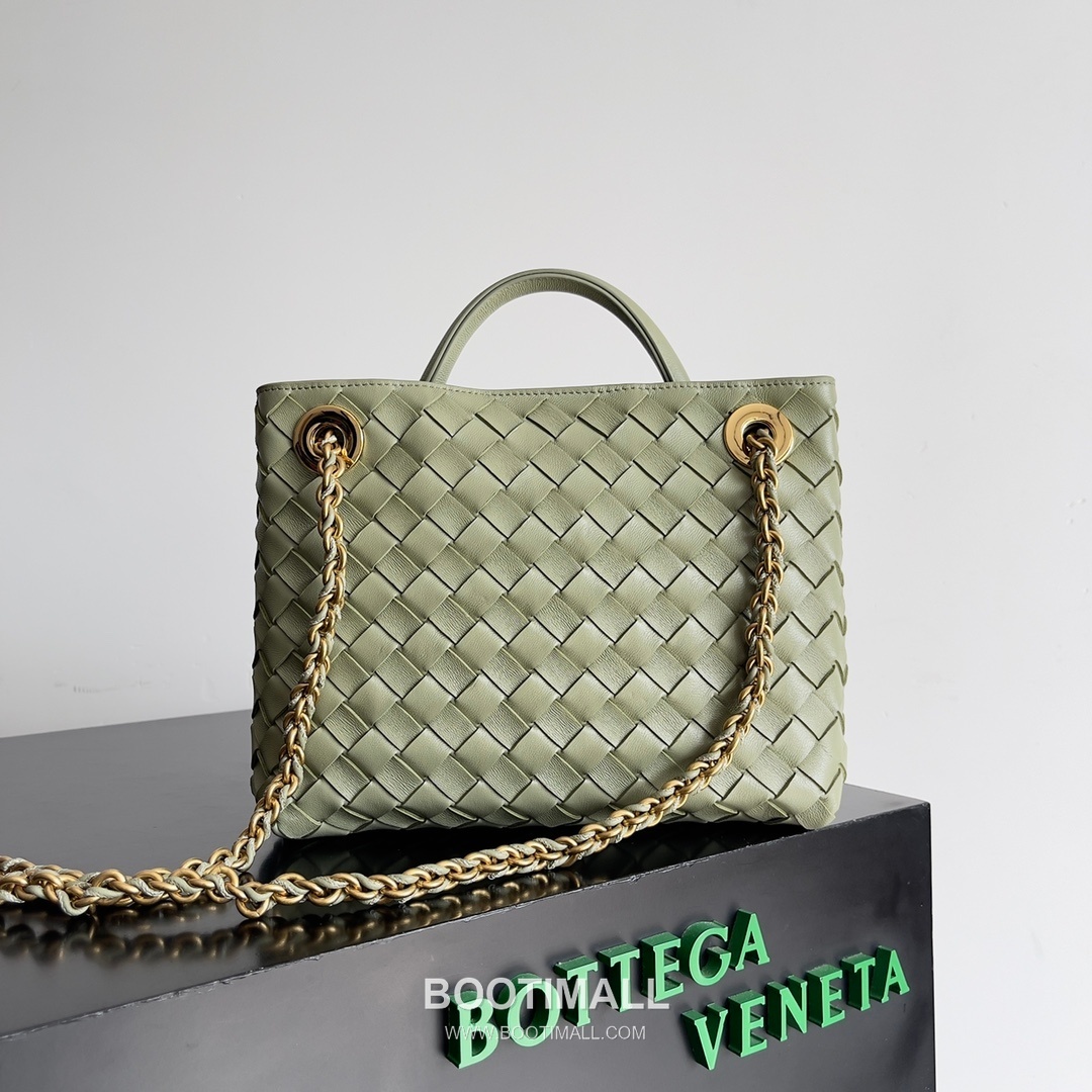 Bottega Veneta Andiamo Intrecciato Leather Chain Shoulder Bag with Brass Chain Detail 보테가베네타 안디아모 인트레치아토 가죽 체인 숄더백 황동 체인 25cm 3