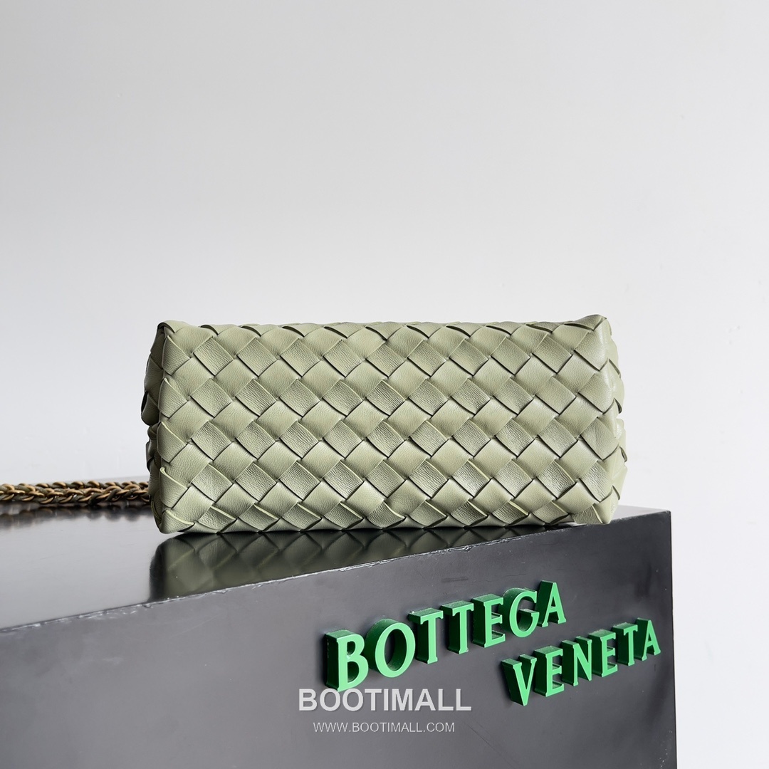 Bottega Veneta Andiamo Intrecciato Leather Chain Shoulder Bag with Brass Chain Detail 보테가베네타 안디아모 인트레치아토 가죽 체인 숄더백 황동 체인 25cm 4