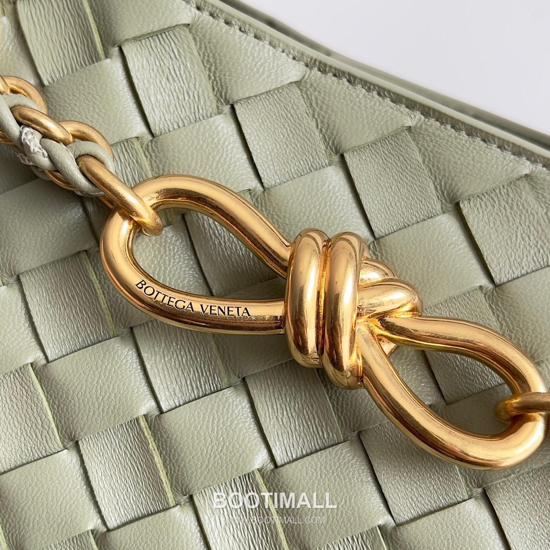 Bottega Veneta Andiamo Intrecciato Leather Chain Shoulder Bag with Brass Chain Detail 보테가베네타 안디아모 인트레치아토 가죽 체인 숄더백 황동 체인 25cm 5