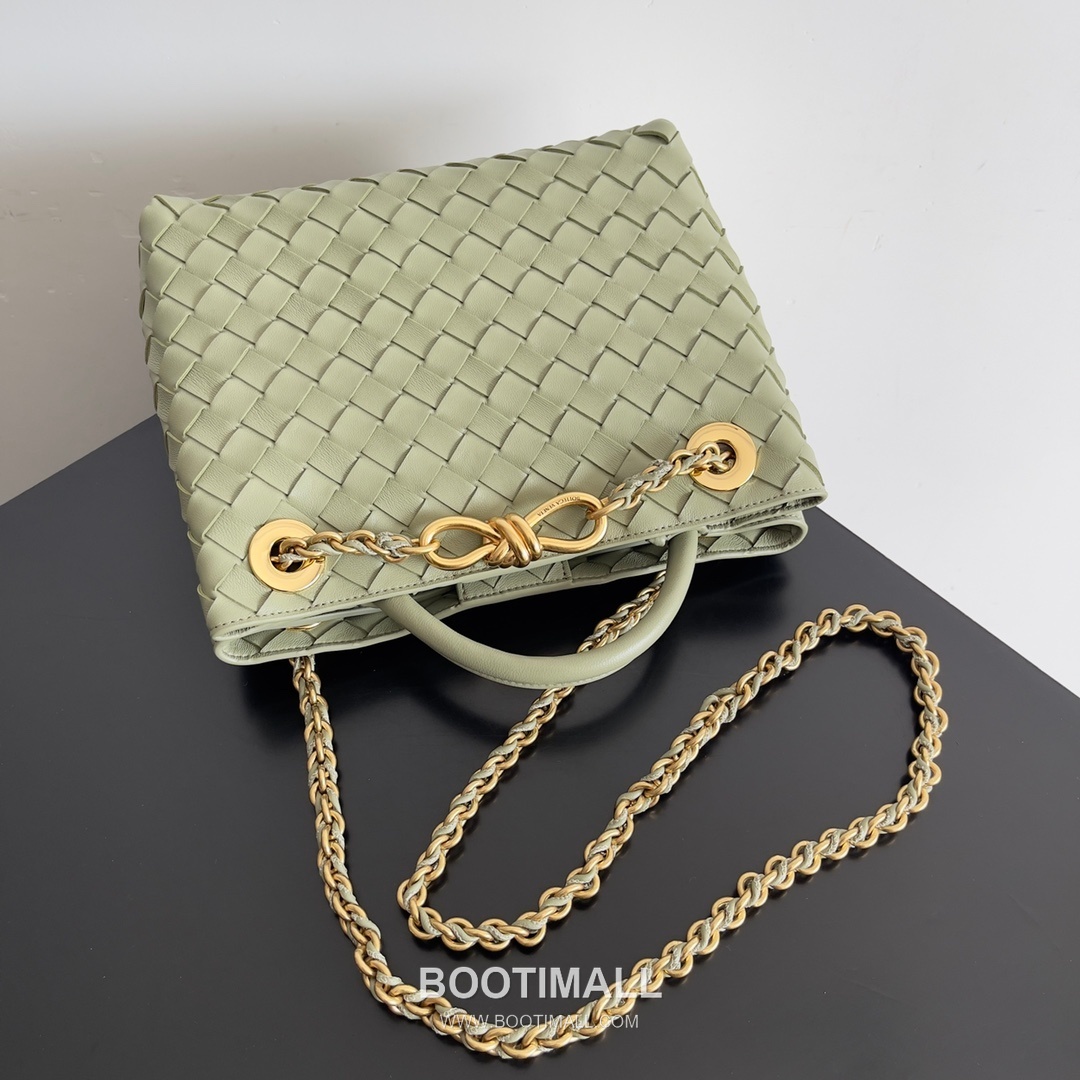 Bottega Veneta Andiamo Intrecciato Leather Chain Shoulder Bag with Brass Chain Detail 보테가베네타 안디아모 인트레치아토 가죽 체인 숄더백 황동 체인 25cm 6