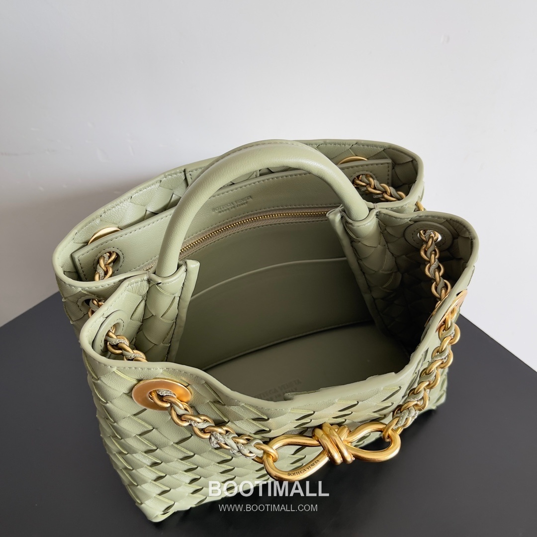 Bottega Veneta Andiamo Intrecciato Leather Chain Shoulder Bag with Brass Chain Detail 보테가베네타 안디아모 인트레치아토 가죽 체인 숄더백 황동 체인 25cm 7