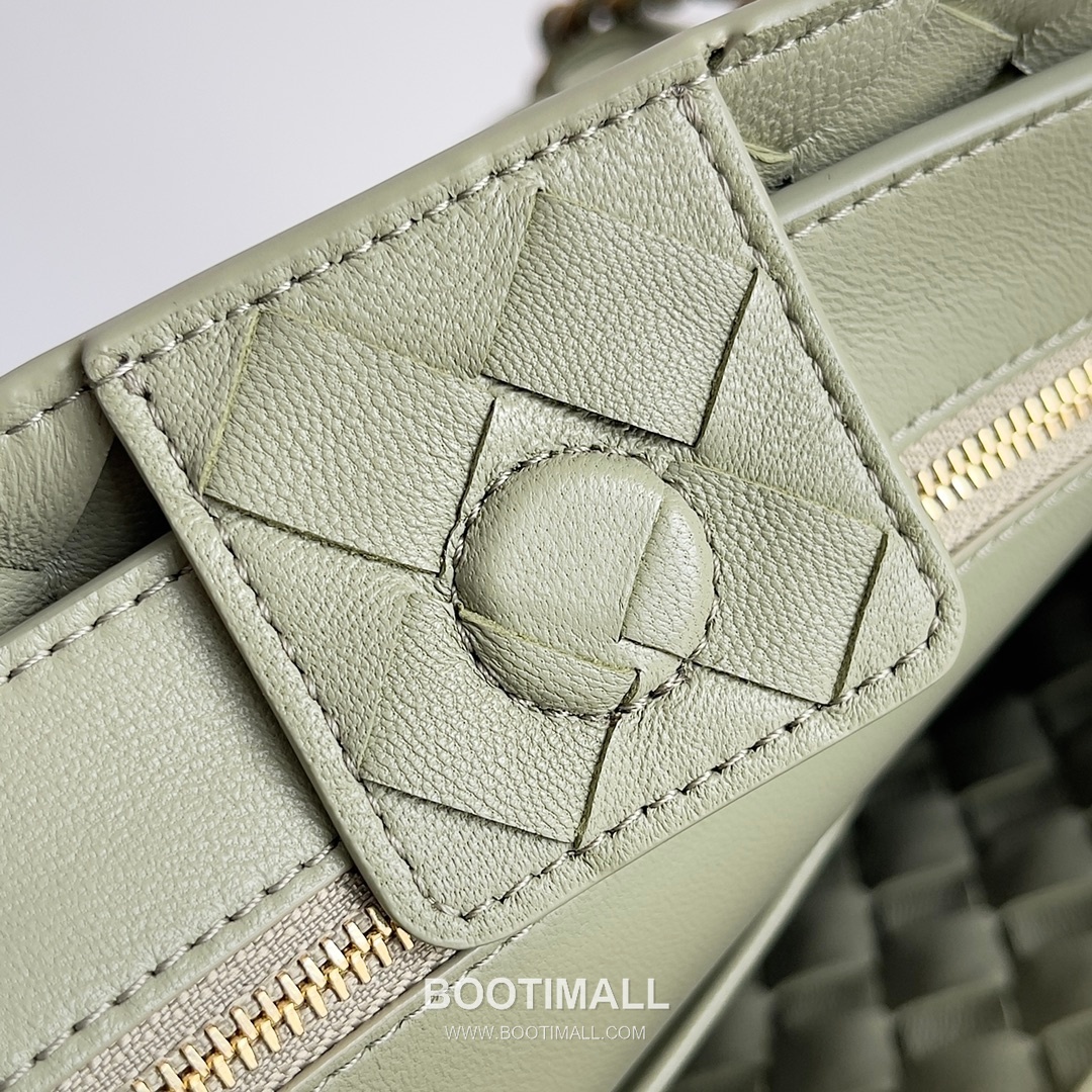 Bottega Veneta Andiamo Intrecciato Leather Chain Shoulder Bag with Brass Chain Detail 보테가베네타 안디아모 인트레치아토 가죽 체인 숄더백 황동 체인 25cm 8