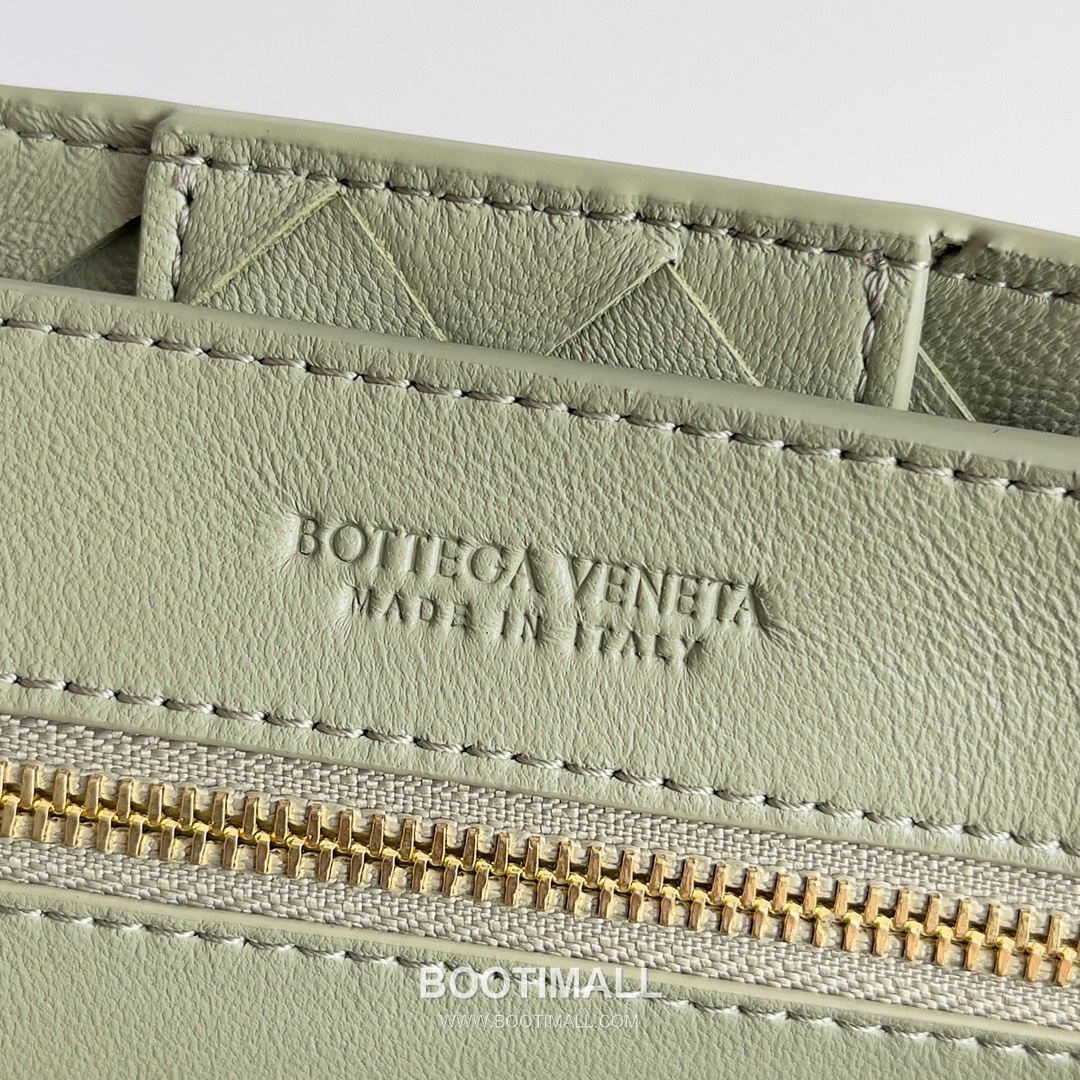Bottega Veneta Andiamo Intrecciato Leather Chain Shoulder Bag with Brass Chain Detail 보테가베네타 안디아모 인트레치아토 가죽 체인 숄더백 황동 체인 25cm 9
