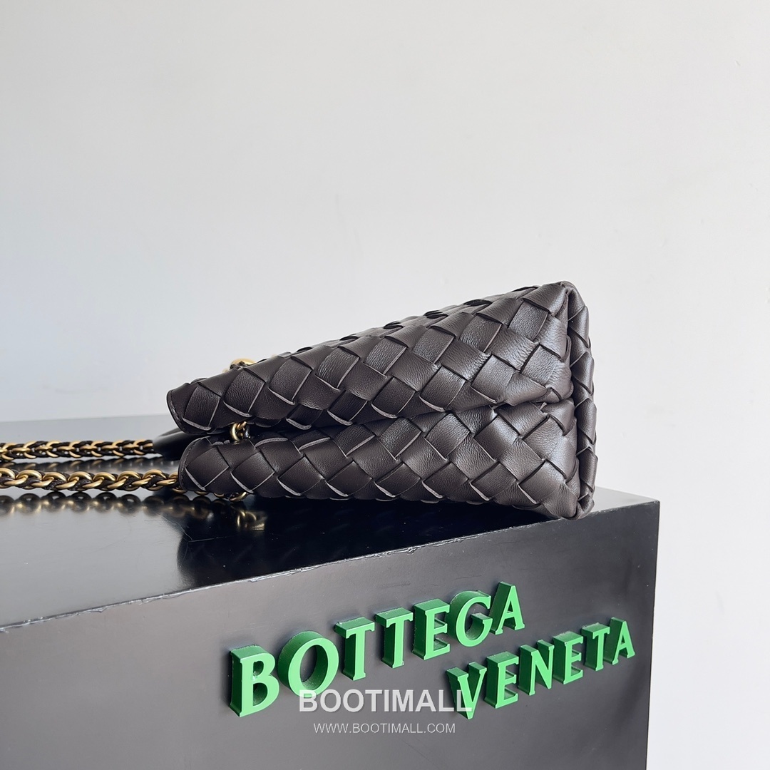 Bottega Veneta Andiamo Intrecciato Leather Chain Shoulder Bag with Brass Chain Detail 보테가베네타 안디아모 인트레치아토 가죽 체인 숄더백 황동 체인 25cm 2