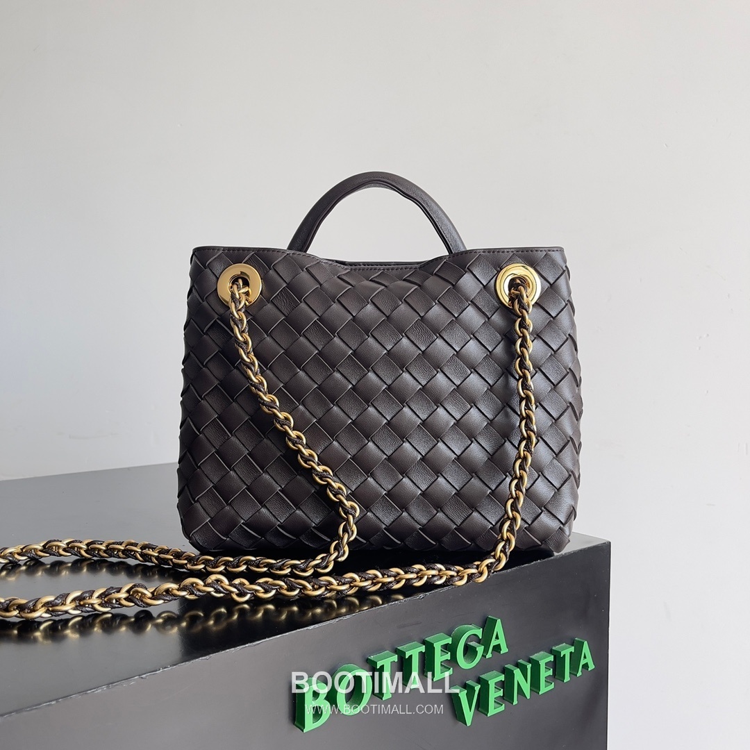 Bottega Veneta Andiamo Intrecciato Leather Chain Shoulder Bag with Brass Chain Detail 보테가베네타 안디아모 인트레치아토 가죽 체인 숄더백 황동 체인 25cm 3