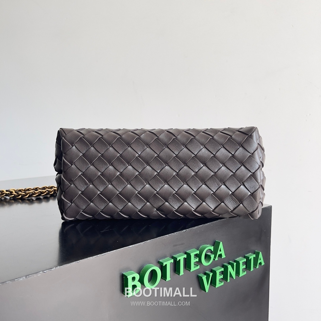 Bottega Veneta Andiamo Intrecciato Leather Chain Shoulder Bag with Brass Chain Detail 보테가베네타 안디아모 인트레치아토 가죽 체인 숄더백 황동 체인 25cm 4