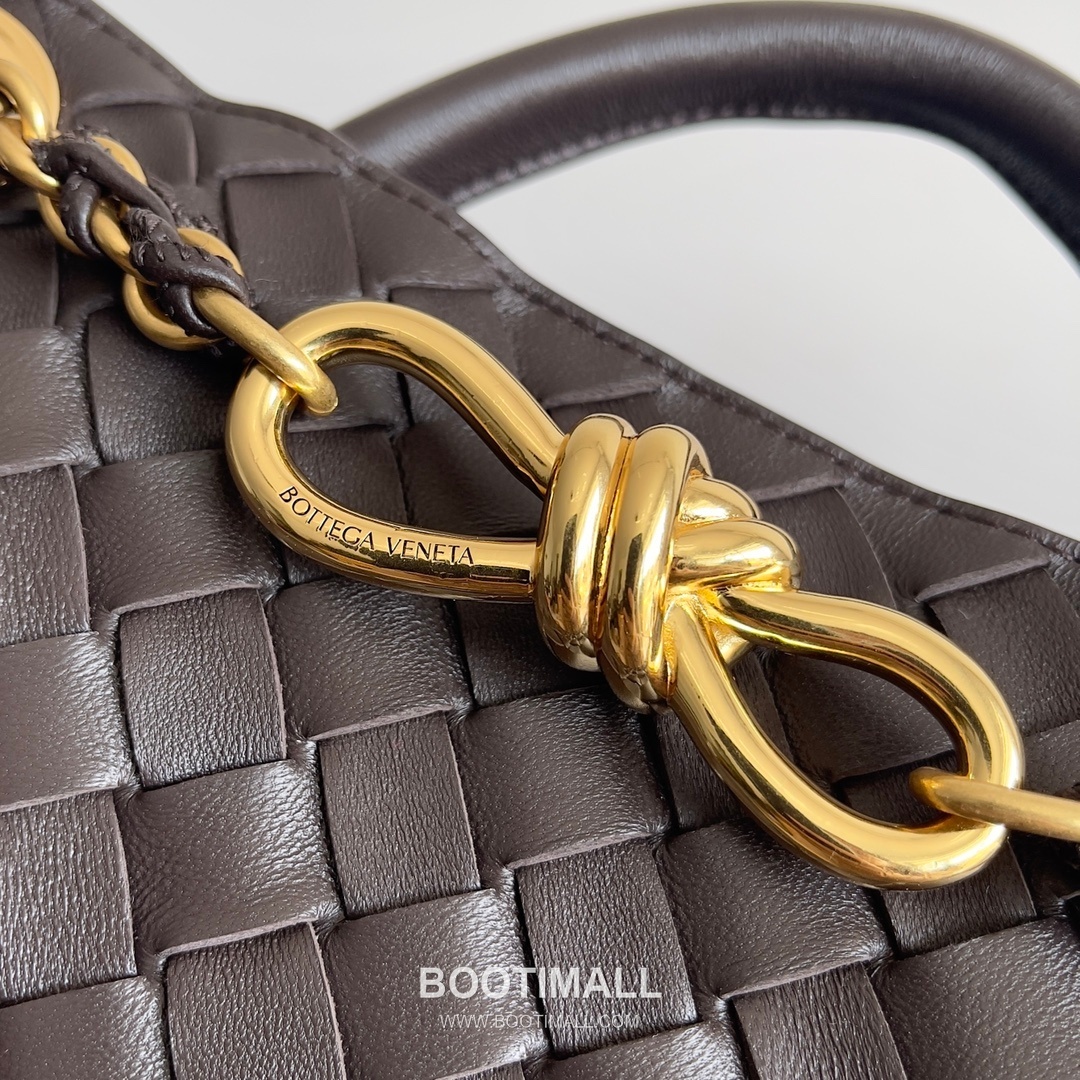 Bottega Veneta Andiamo Intrecciato Leather Chain Shoulder Bag with Brass Chain Detail 보테가베네타 안디아모 인트레치아토 가죽 체인 숄더백 황동 체인 25cm 5