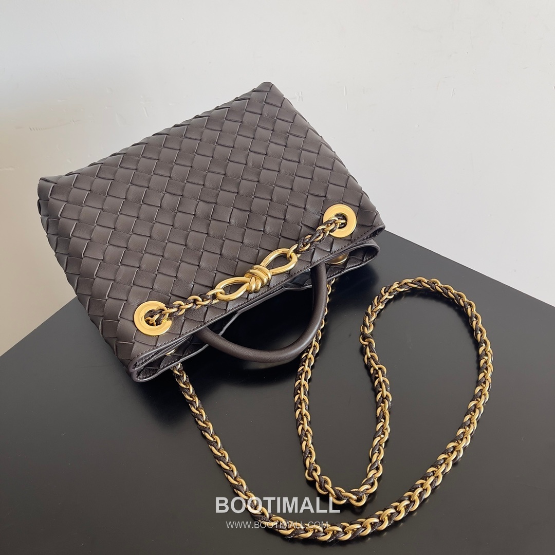 Bottega Veneta Andiamo Intrecciato Leather Chain Shoulder Bag with Brass Chain Detail 보테가베네타 안디아모 인트레치아토 가죽 체인 숄더백 황동 체인 25cm 6