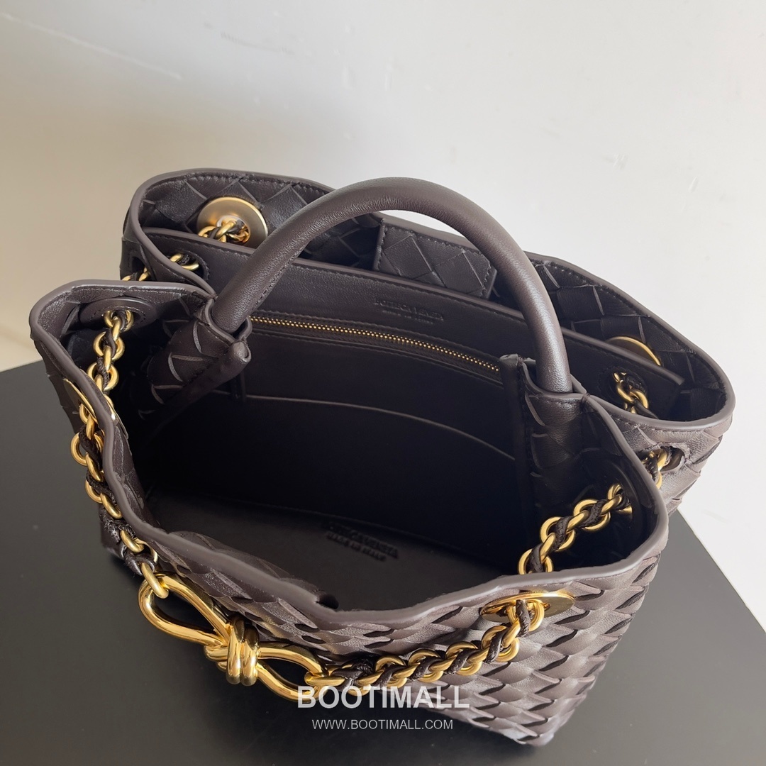 Bottega Veneta Andiamo Intrecciato Leather Chain Shoulder Bag with Brass Chain Detail 보테가베네타 안디아모 인트레치아토 가죽 체인 숄더백 황동 체인 25cm 7
