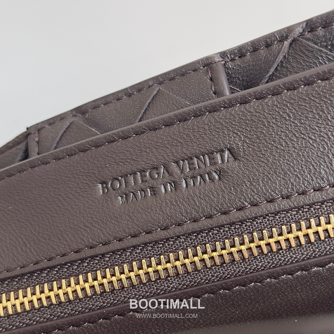 Bottega Veneta Andiamo Intrecciato Leather Chain Shoulder Bag with Brass Chain Detail 보테가베네타 안디아모 인트레치아토 가죽 체인 숄더백 황동 체인 25cm 9