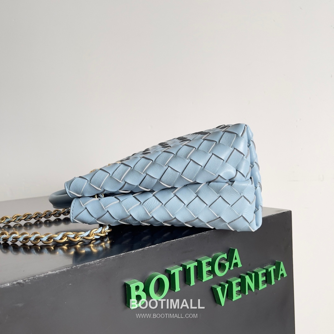 Bottega Veneta Andiamo Intrecciato Leather Chain Shoulder Bag with Brass Chain Detail 보테가베네타 안디아모 인트레치아토 가죽 체인 숄더백 황동 체인 25cm 2