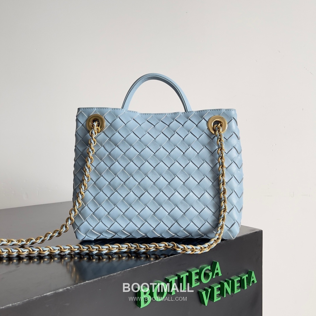 Bottega Veneta Andiamo Intrecciato Leather Chain Shoulder Bag with Brass Chain Detail 보테가베네타 안디아모 인트레치아토 가죽 체인 숄더백 황동 체인 25cm 3