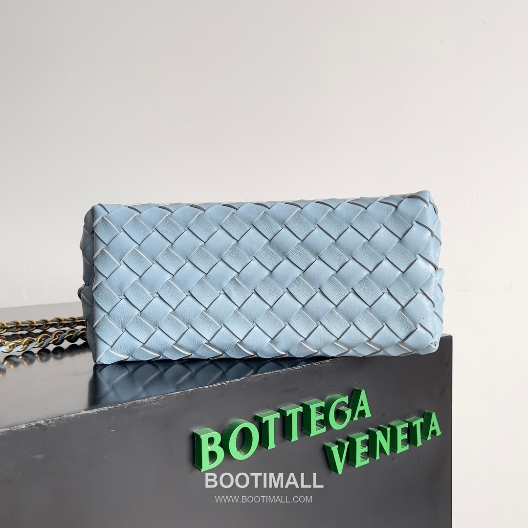 Bottega Veneta Andiamo Intrecciato Leather Chain Shoulder Bag with Brass Chain Detail 보테가베네타 안디아모 인트레치아토 가죽 체인 숄더백 황동 체인 25cm 4