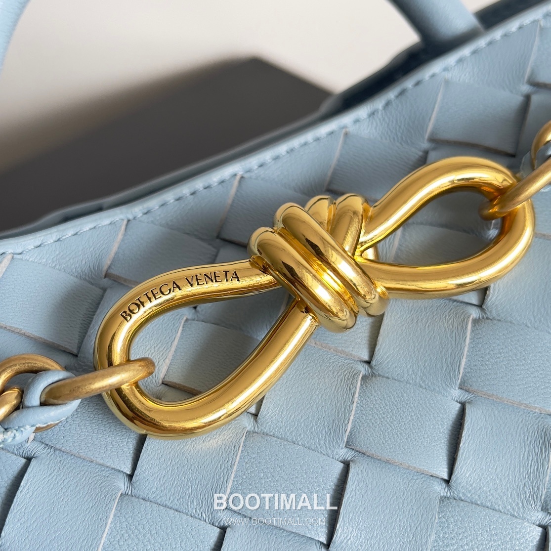 Bottega Veneta Andiamo Intrecciato Leather Chain Shoulder Bag with Brass Chain Detail 보테가베네타 안디아모 인트레치아토 가죽 체인 숄더백 황동 체인 25cm 6