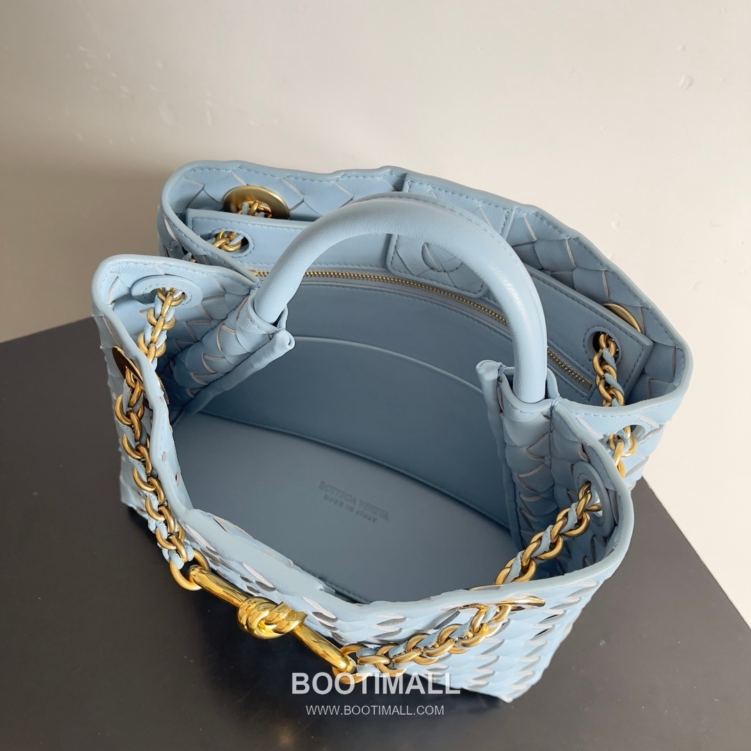 Bottega Veneta Andiamo Intrecciato Leather Chain Shoulder Bag with Brass Chain Detail 보테가베네타 안디아모 인트레치아토 가죽 체인 숄더백 황동 체인 25cm 7