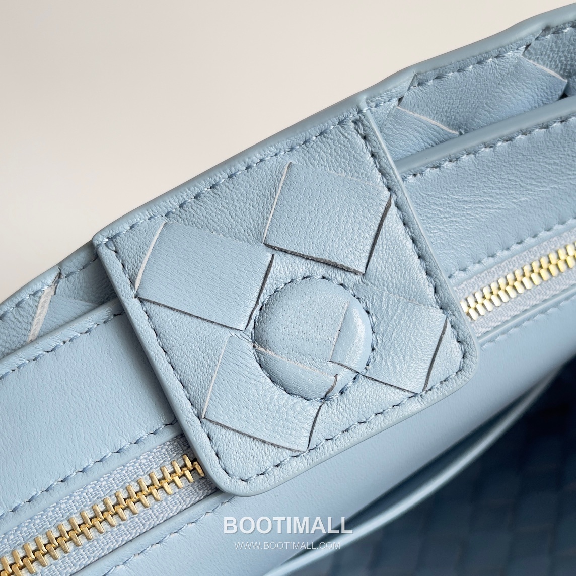 Bottega Veneta Andiamo Intrecciato Leather Chain Shoulder Bag with Brass Chain Detail 보테가베네타 안디아모 인트레치아토 가죽 체인 숄더백 황동 체인 25cm 8