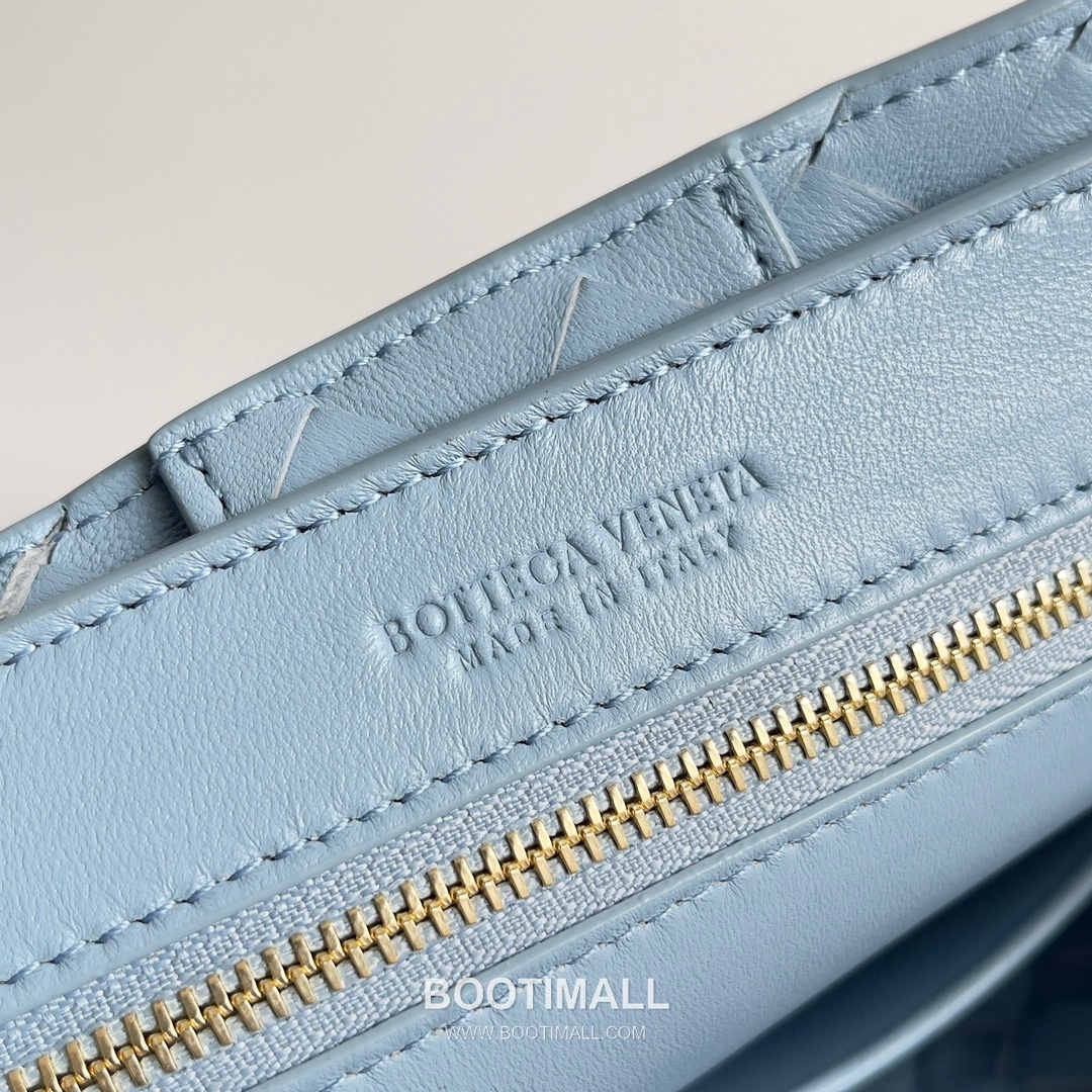 Bottega Veneta Andiamo Intrecciato Leather Chain Shoulder Bag with Brass Chain Detail 보테가베네타 안디아모 인트레치아토 가죽 체인 숄더백 황동 체인 25cm 9