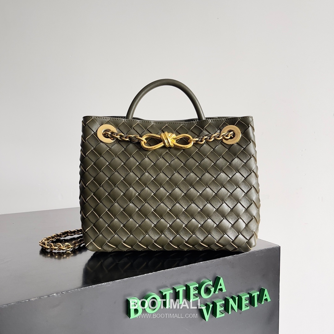 Bottega Veneta Andiamo Intrecciato Leather Chain Shoulder Bag with Brass Chain Detail 보테가베네타 안디아모 인트레치아토 가죽 체인 숄더백 황동 체인 25cm 1