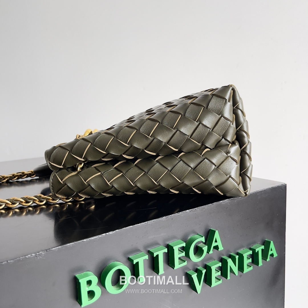 Bottega Veneta Andiamo Intrecciato Leather Chain Shoulder Bag with Brass Chain Detail 보테가베네타 안디아모 인트레치아토 가죽 체인 숄더백 황동 체인 25cm 2