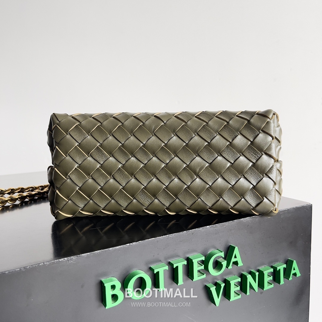 Bottega Veneta Andiamo Intrecciato Leather Chain Shoulder Bag with Brass Chain Detail 보테가베네타 안디아모 인트레치아토 가죽 체인 숄더백 황동 체인 25cm 4