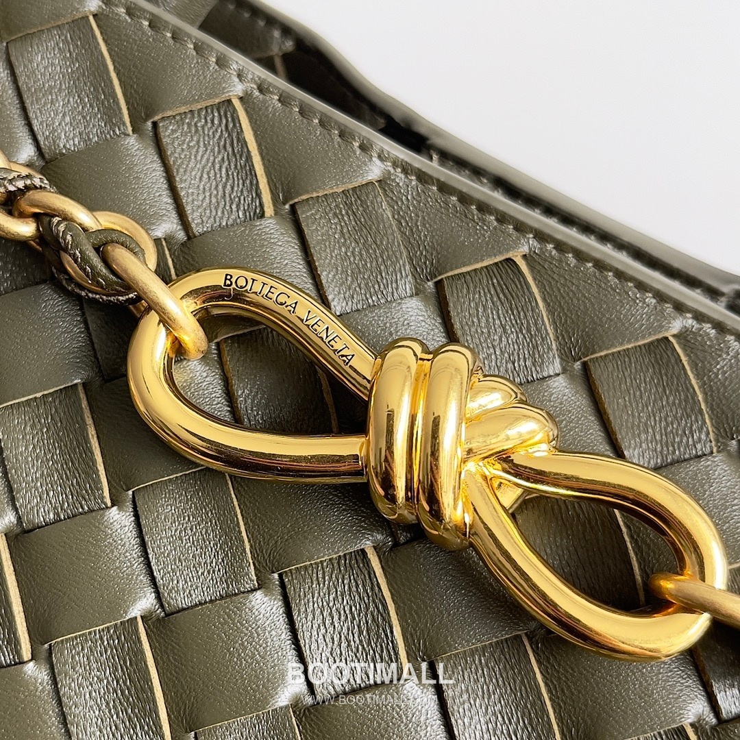 Bottega Veneta Andiamo Intrecciato Leather Chain Shoulder Bag with Brass Chain Detail 보테가베네타 안디아모 인트레치아토 가죽 체인 숄더백 황동 체인 25cm 6