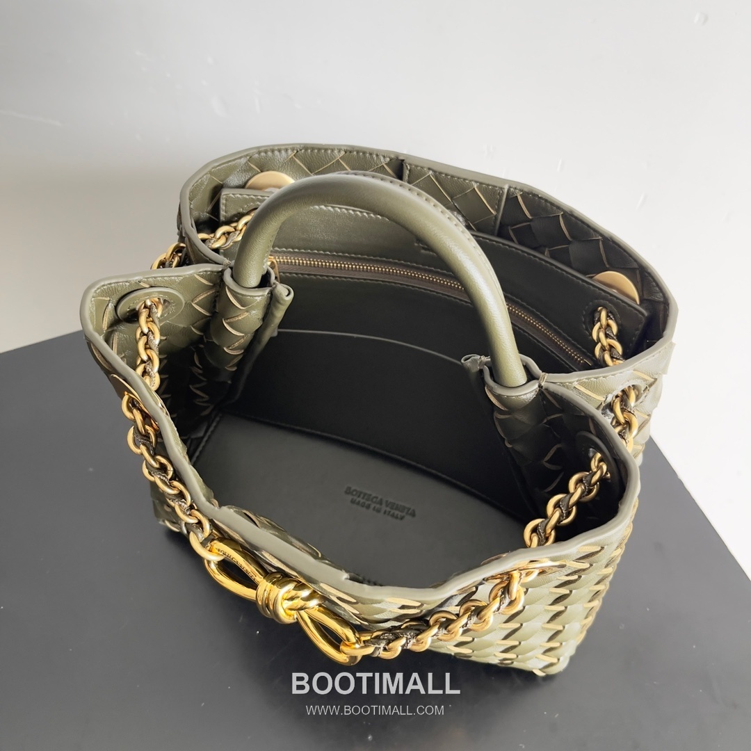 Bottega Veneta Andiamo Intrecciato Leather Chain Shoulder Bag with Brass Chain Detail 보테가베네타 안디아모 인트레치아토 가죽 체인 숄더백 황동 체인 25cm 7