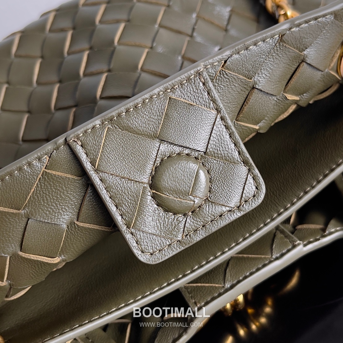 Bottega Veneta Andiamo Intrecciato Leather Chain Shoulder Bag with Brass Chain Detail 보테가베네타 안디아모 인트레치아토 가죽 체인 숄더백 황동 체인 25cm 9