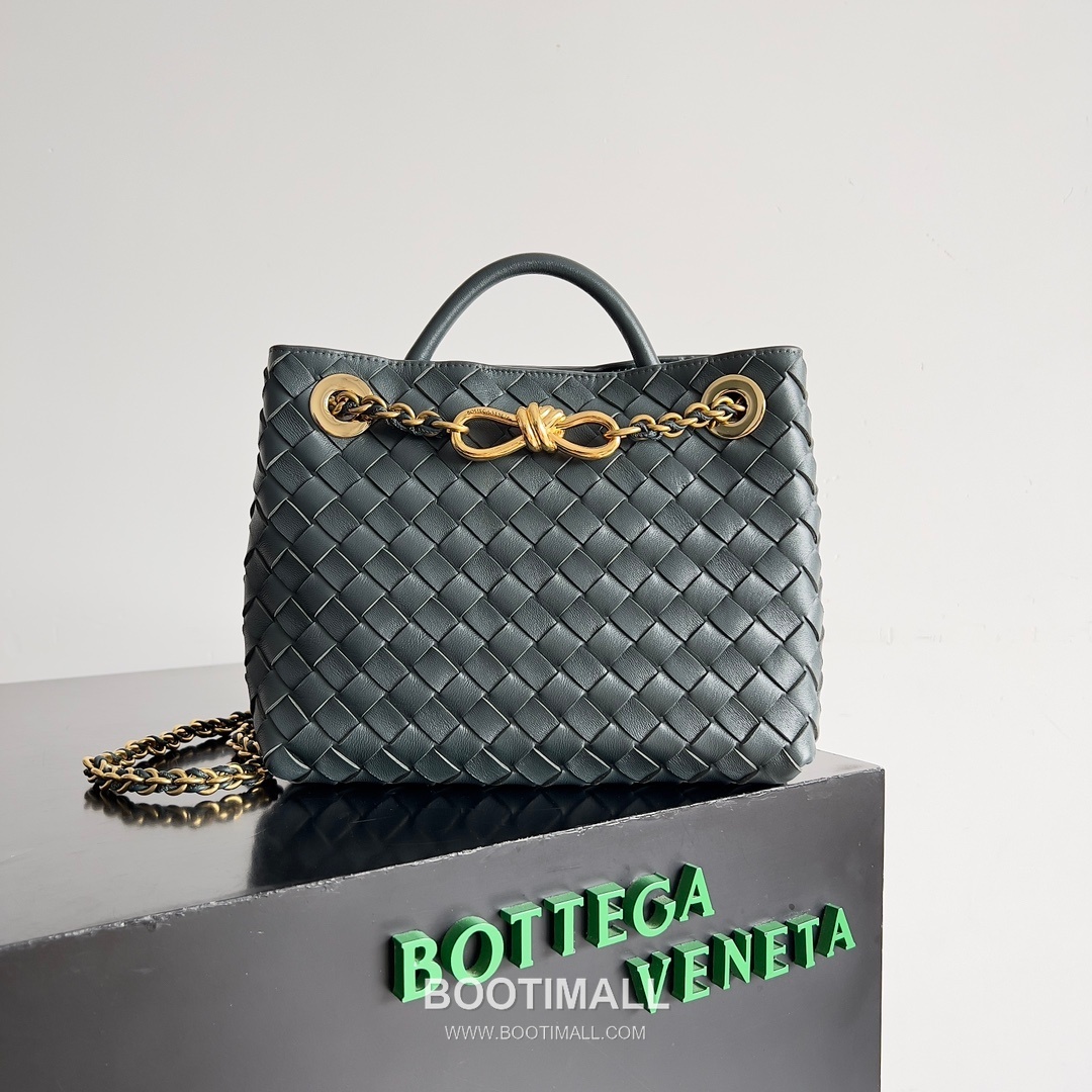 Bottega Veneta Andiamo Intrecciato Leather Chain Shoulder Bag with Brass Chain Detail 보테가베네타 안디아모 인트레치아토 가죽 체인 숄더백 황동 체인 25cm 1
