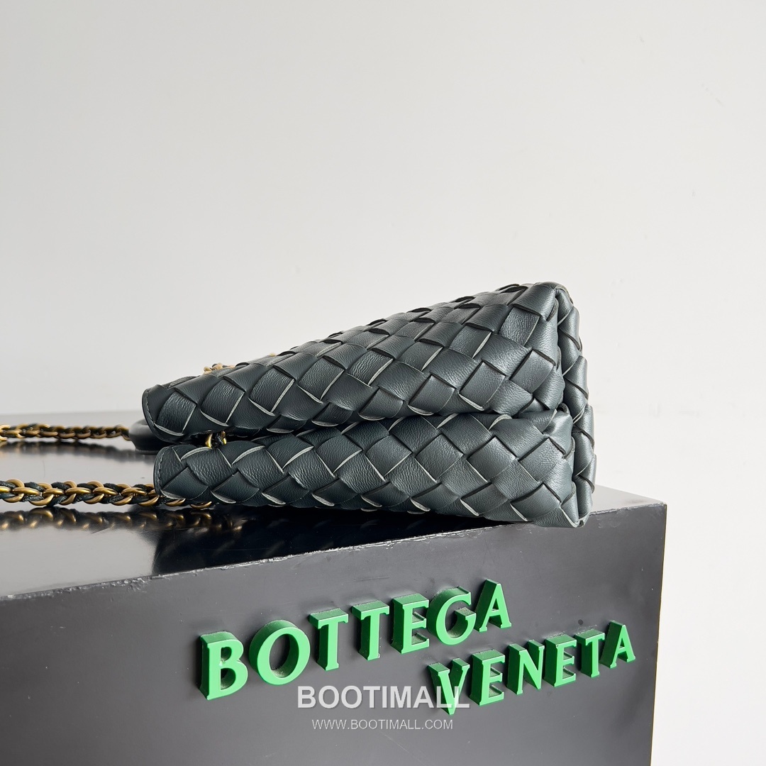 Bottega Veneta Andiamo Intrecciato Leather Chain Shoulder Bag with Brass Chain Detail 보테가베네타 안디아모 인트레치아토 가죽 체인 숄더백 황동 체인 25cm 2
