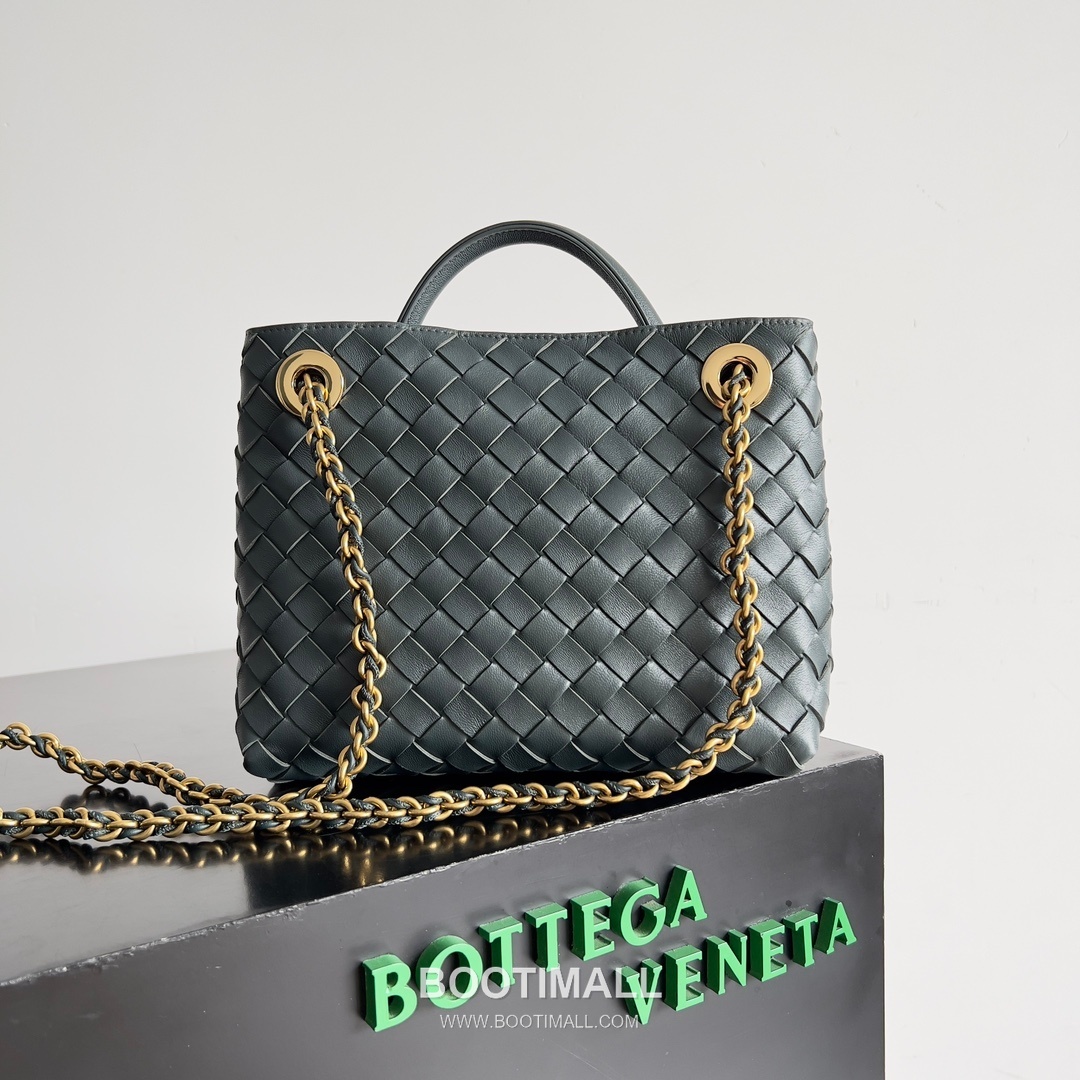 Bottega Veneta Andiamo Intrecciato Leather Chain Shoulder Bag with Brass Chain Detail 보테가베네타 안디아모 인트레치아토 가죽 체인 숄더백 황동 체인 25cm 3