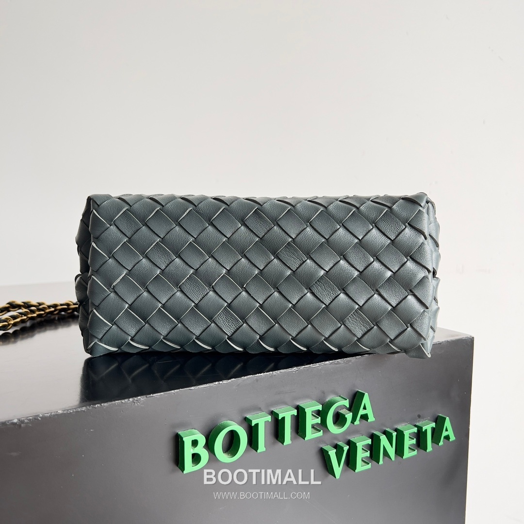 Bottega Veneta Andiamo Intrecciato Leather Chain Shoulder Bag with Brass Chain Detail 보테가베네타 안디아모 인트레치아토 가죽 체인 숄더백 황동 체인 25cm 4