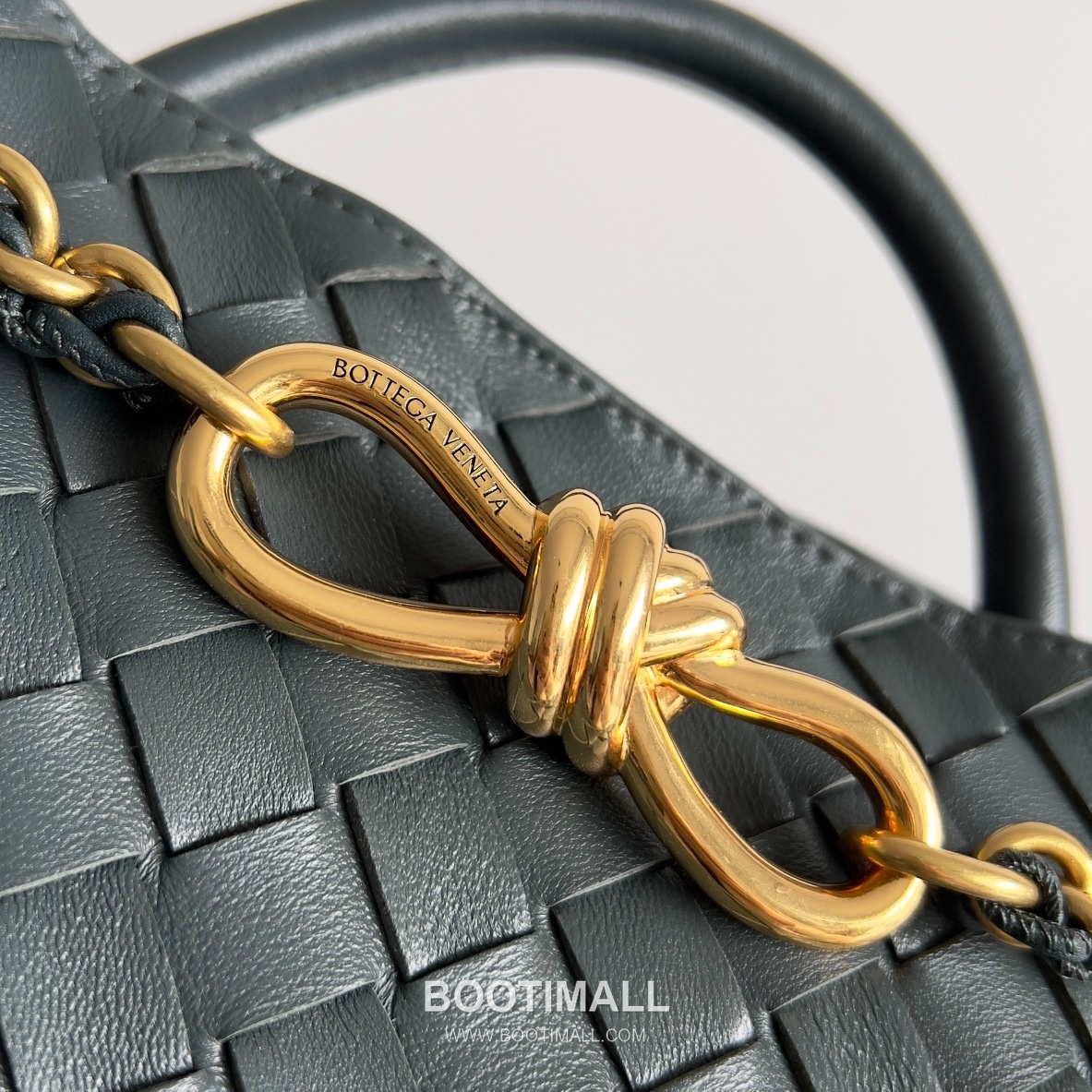 Bottega Veneta Andiamo Intrecciato Leather Chain Shoulder Bag with Brass Chain Detail 보테가베네타 안디아모 인트레치아토 가죽 체인 숄더백 황동 체인 25cm 6