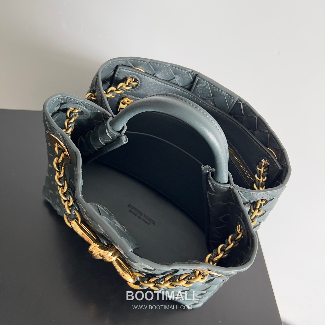 Bottega Veneta Andiamo Intrecciato Leather Chain Shoulder Bag with Brass Chain Detail 보테가베네타 안디아모 인트레치아토 가죽 체인 숄더백 황동 체인 25cm 7