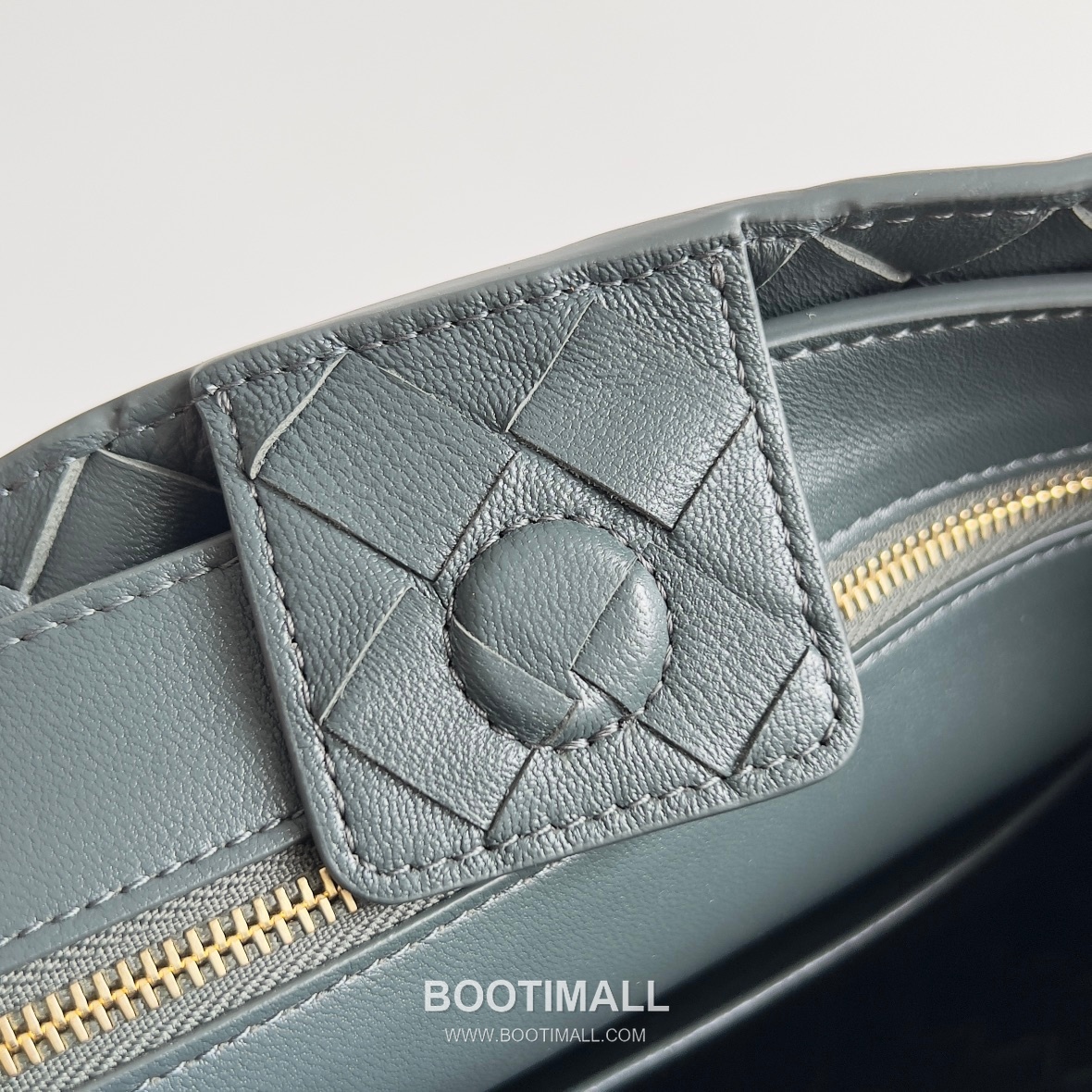 Bottega Veneta Andiamo Intrecciato Leather Chain Shoulder Bag with Brass Chain Detail 보테가베네타 안디아모 인트레치아토 가죽 체인 숄더백 황동 체인 25cm 8